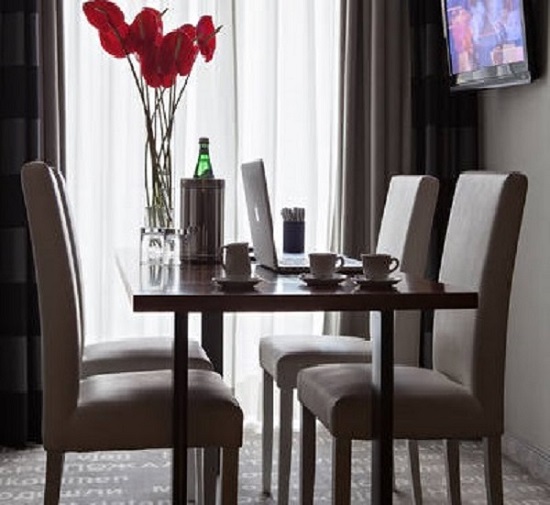 Hotel Metropolis Meeting Table