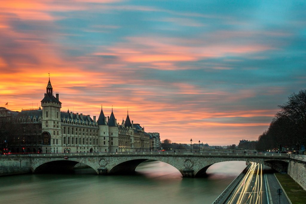 best time to travel to Paris