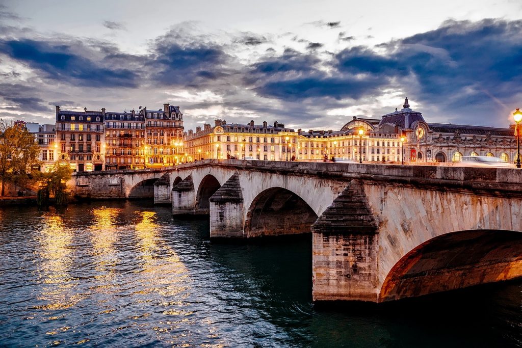 Free Paris activities: Walk along the Seine River