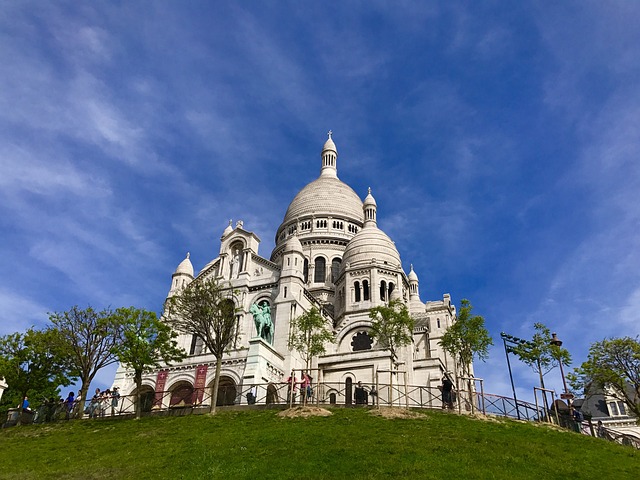 Sacré-Cœur Basilica on a sunny day.