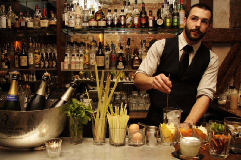 Bartender mixing drinks at a Paris Experimental Cocktail club.