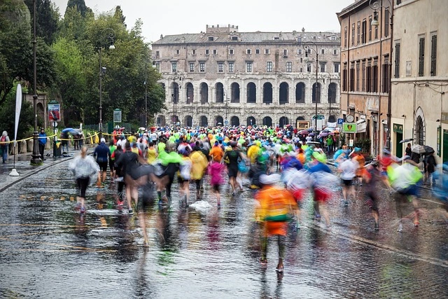Marathon runners in Rome with the Colosseum backdrop.