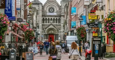 People are walking in the street of the Dublin