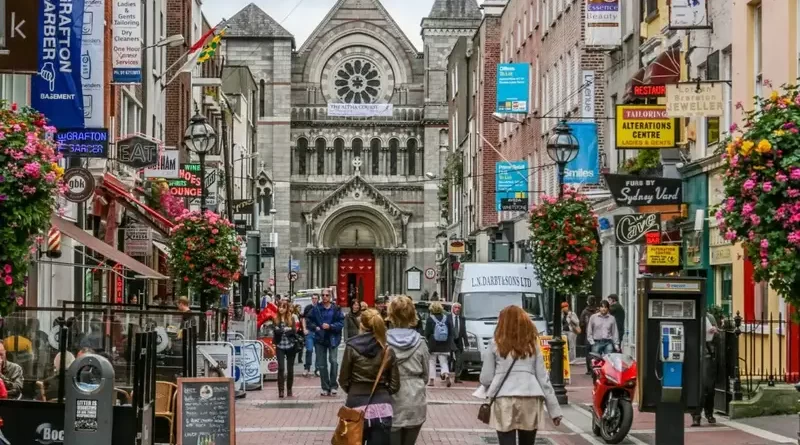 People are walking in the street of the Dublin